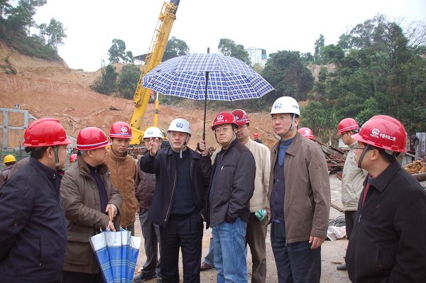 中铁南方公司董事长周世祥(右三)在工地现场