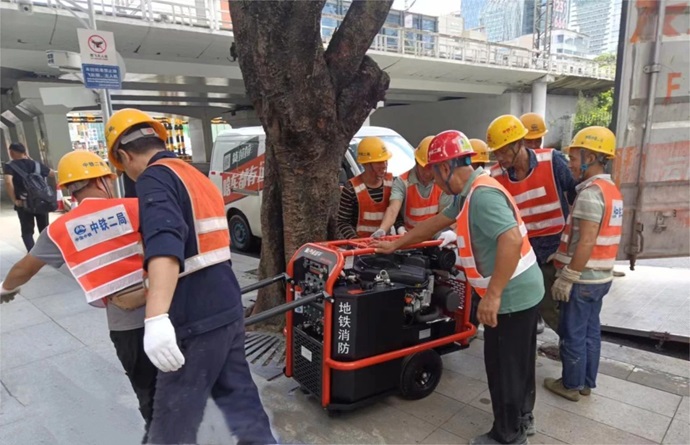 4.2暴雨积水淹地铁 应急抢险勇担当.jpg